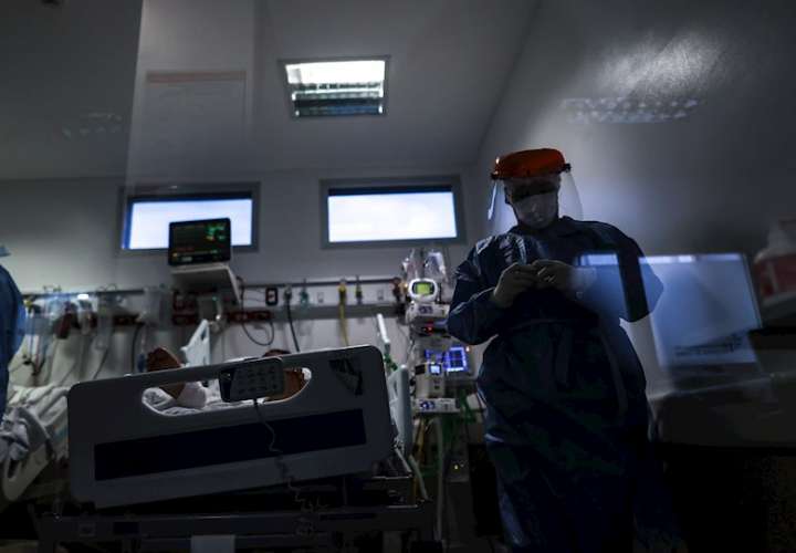 Médicos y enfermeros trabajan en una Unidad de Cuidados Intensivos de un hospital. Foto: EFE Ilustrativa