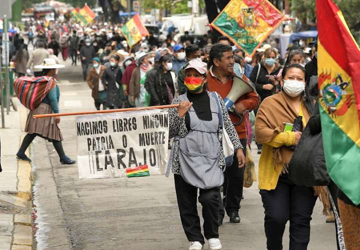Gremialistas bolivianos fueron registrados este lunes al realizar una marcha en contra de la ley 1386 de lucha contra la legitimación de ganancias ilícitas, en Cochabamba (Bolivia). EFE
