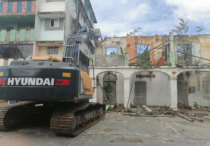 El lunes reinician demoliciones de viejos caserones en Colón