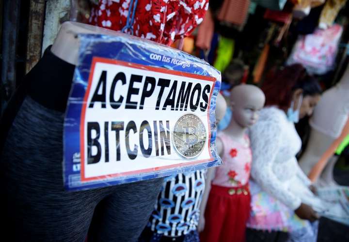 Los salvadoreños prefieren el dólar sobre el bitcóin, según una encuesta