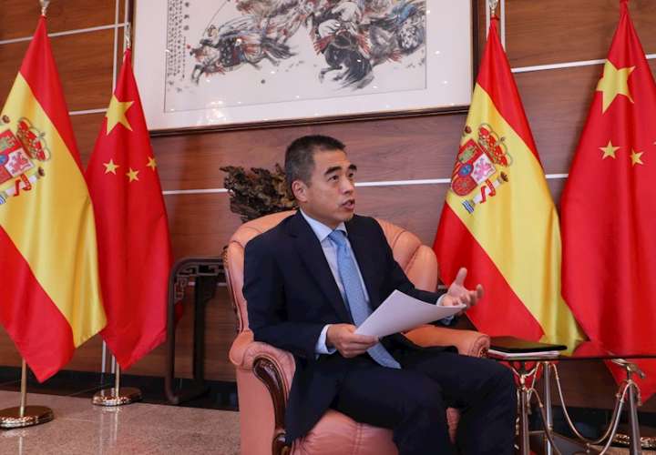 El responsable de negocios de la embajada china en Madrid, Yao Fei, durante una entrevista con la Agencia EFE.
