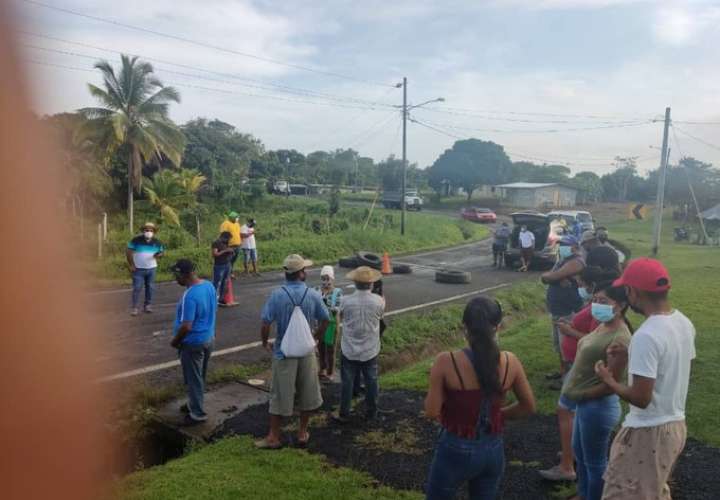 Comunidades protestan por mal estado de vía en Costa Abajo de Colón