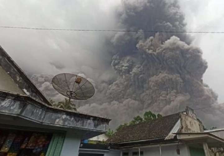  Al menos 1 muerto y 41 heridos por la erupción del volcán indonesio