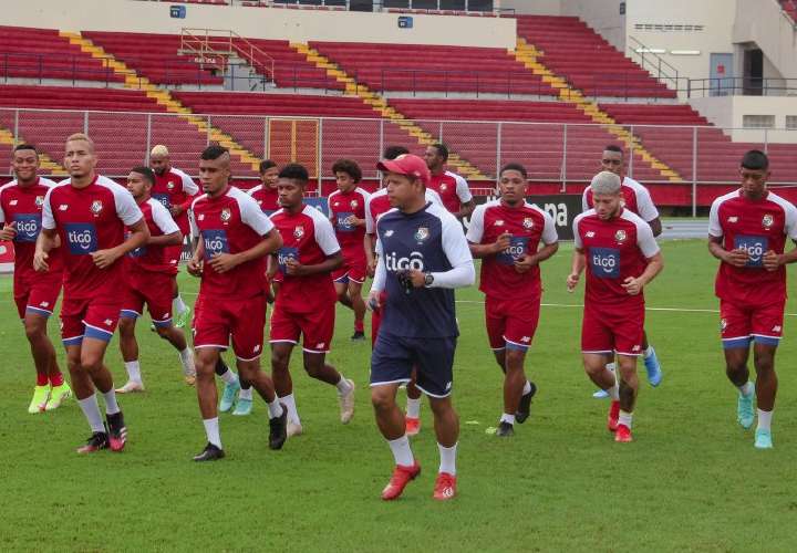 Futbolistas panameños se mantienen activos con microciclos