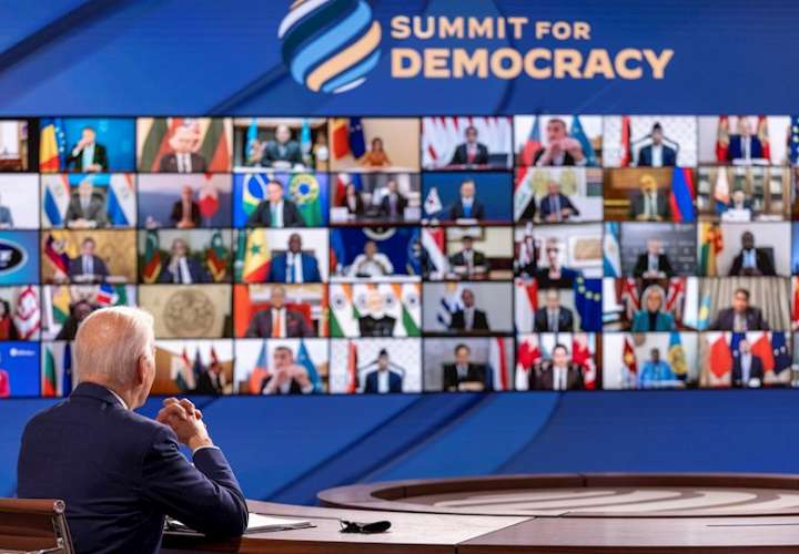 El presidente de los Estados Unidos, Joe Biden, pronuncia un discurso en la Cumbre virtual por la Democracia, en el auditorio de South Court, en la Casa Blanca. EFE