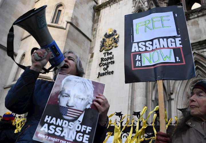  Simpatizantes de Julian Assange protestan este viernes junto a la sede del tribunal de Londres. 