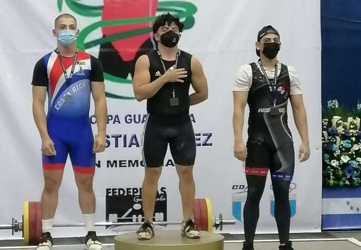 El chiricano Fernando Lezcano (der.) obtuvo la medalla de bronce en la categoría de los 81 kilogramos. Foto: Cortesía