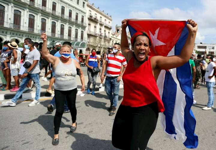 Varias personas manifiestaban su apoyo al gobierno cubano en una calle en La Habana el pasado mes de julio. EFE