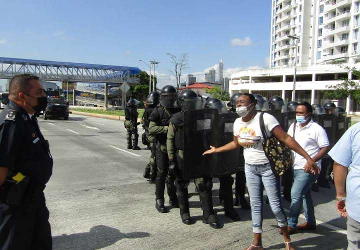 Protestan familiares de duros de Punta Coco
