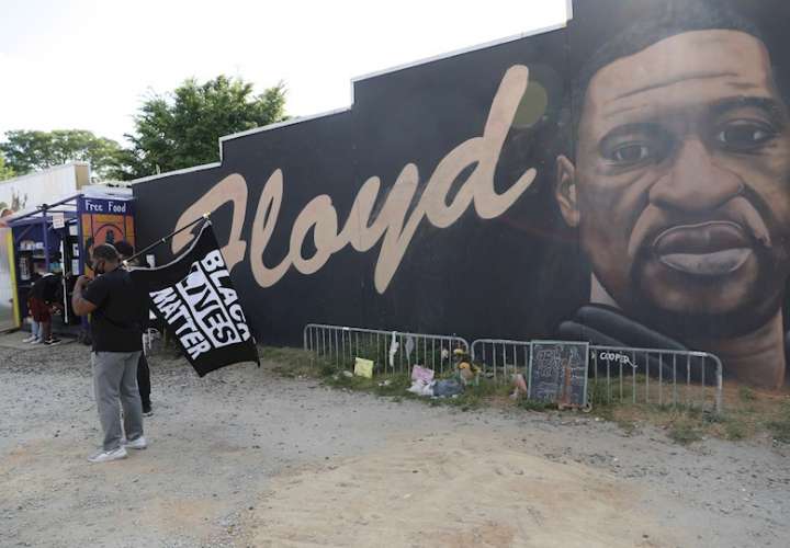 Vista de un mural que recuerda al afroamericano George Floyd, en una fotografía de archivo. EFE