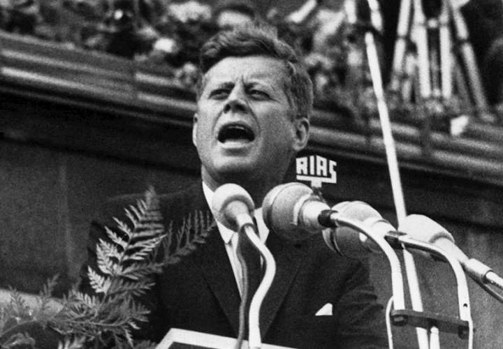 Fotografía de archivo fechada el 27 de junio de 1963 que muestra al presidente de Estados Unidos, John F. Kennedy, en Berlín (Alemania). EFE