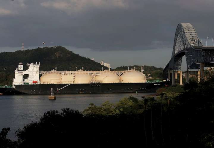 Un buque transportador de gas navega por el Canal de Panamá, en una fotografía de archivo. EFE