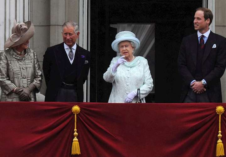  El príncipe Carlos y Camilla pasarán la Navidad con Isabel II