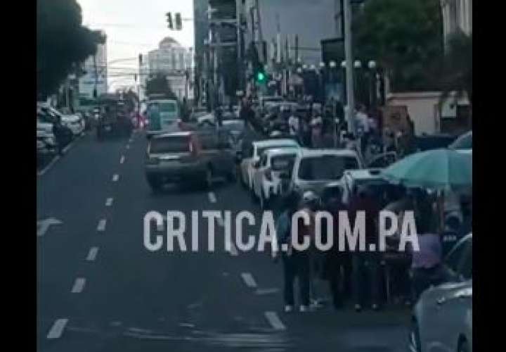 Filas kilométricas de venezolanos en embajada (Video)
