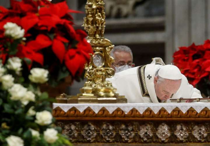 El papa reclama trabajos dignos y seguros en la Misa del Gallo