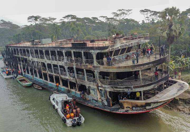 Incendio de un barco en Bangladesh deja  36 muertos y 100 heridos