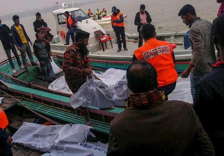 Bangladesh entierra a los 41 muertos del incendio en un barco 