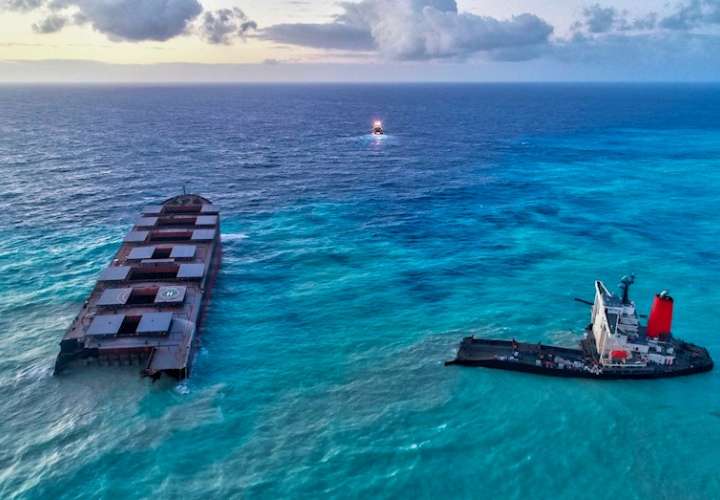 l buque MV Wakashio navegaba rumbo a Brasil cuando el 25 de julio de 2020 encalló en los arrecifes de Pointe d’Esny, frente a la costa sureste de Mauricio, provocando a un vertido de petróleo.