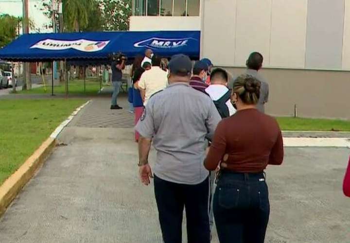 Panameños madrugaron para aplicarse dosis de refuerzo contra Covid-19