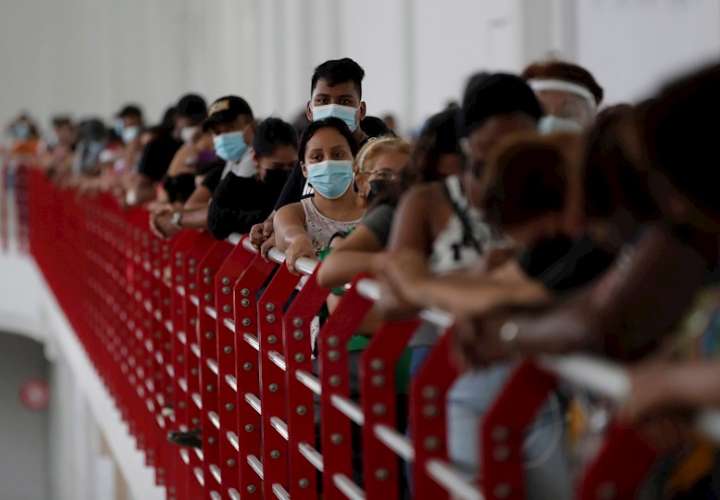 Varias personas hacen fila para ser vacunadas contra la covid-19 este lunes, en un centro comercial en Panamá. EFE