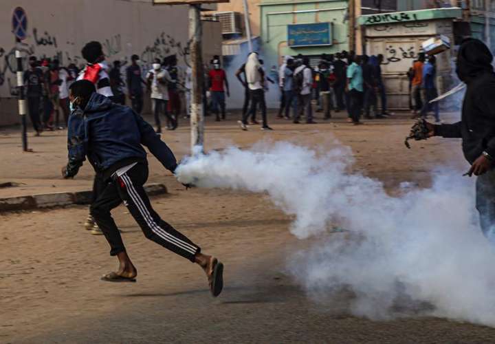 Manifestantes sudaneses se enfrentan con las fuerzas de seguridad durante una protesta contra el golpe de Estado cerca del palacio presidencial en la capital, Jartum, Sudán, el 25 de diciembre de 2021. EFE Archivo