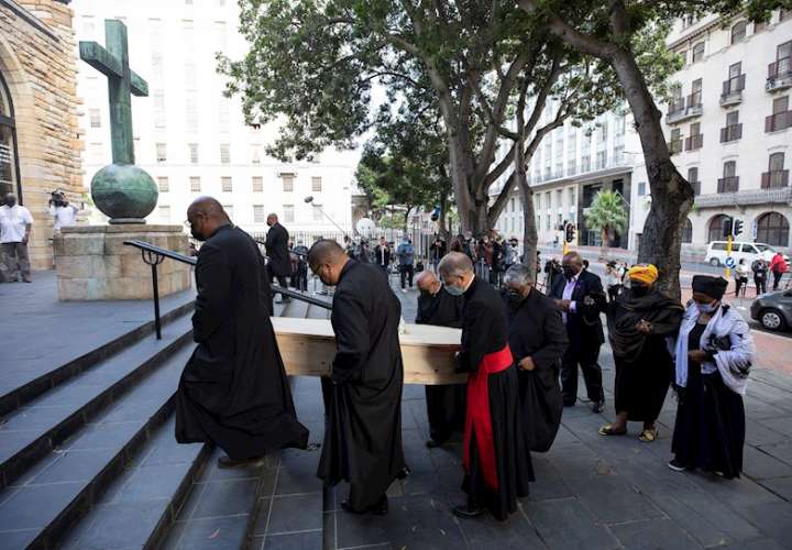 Las hijas del difunto arzobispo emérito Desmond Tutu Naomi Nontombi Tutu y Theresa Thandeka Tutu siguen el ataúd hasta la Catedral de San Jorge en Ciudad del Cabo, Sudáfrica. EFE