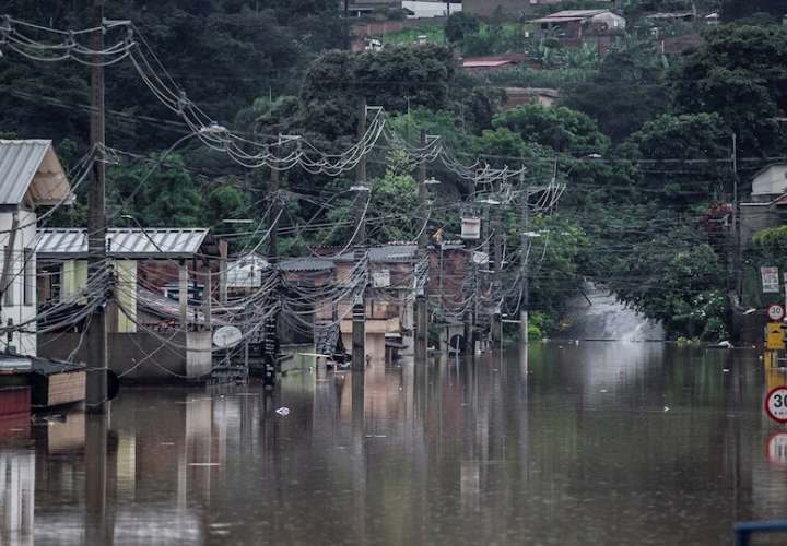 Fotografía de las inundaciones hoy, en Betim (Brasil). 