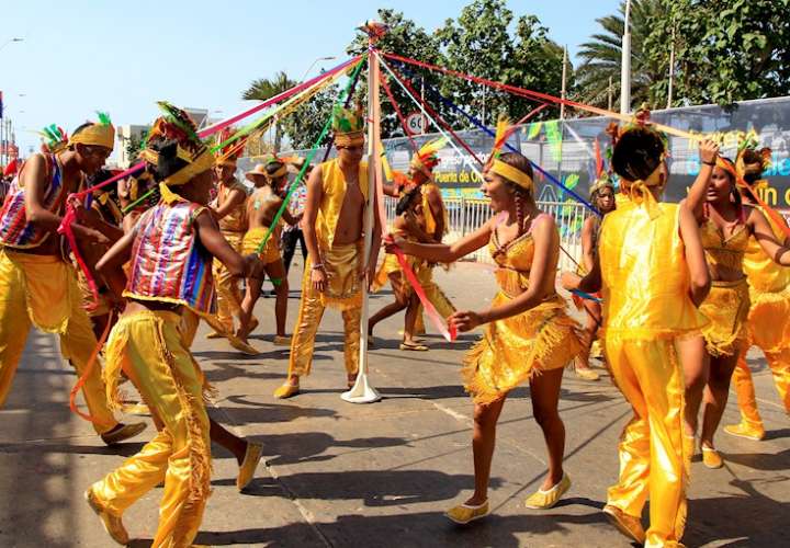Fotografía de archivo fechada el 23 de febrero de 2020 de Integrantes de una comparsa desfilan en la Gran Parada de Tradición durante el segundo día del Carnaval de Barranquilla (Colombia). EFE
