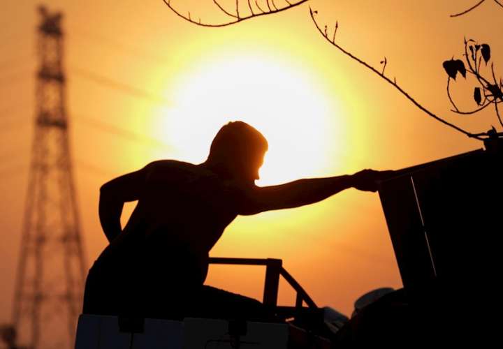 Un hombre expuesto al sol realiza trabajos, en una fotografía de archivo. EFE