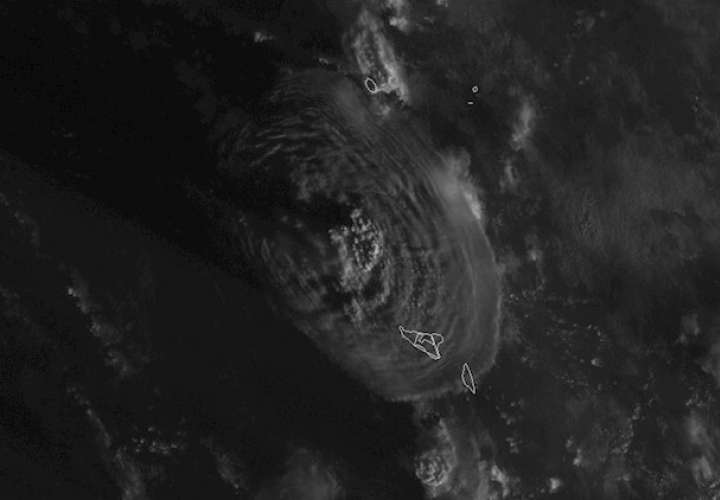  La erupción de volcán submarino provoca un tsunami en isla de Tonga