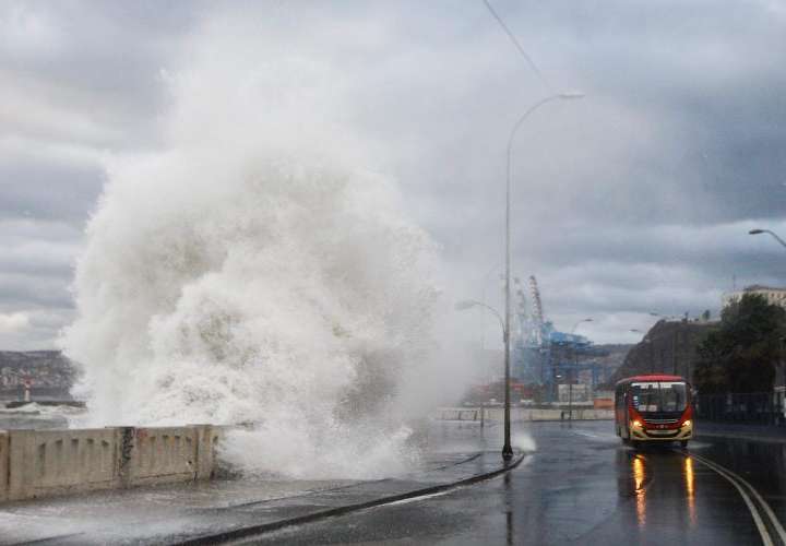 Tsunami llega a Chile