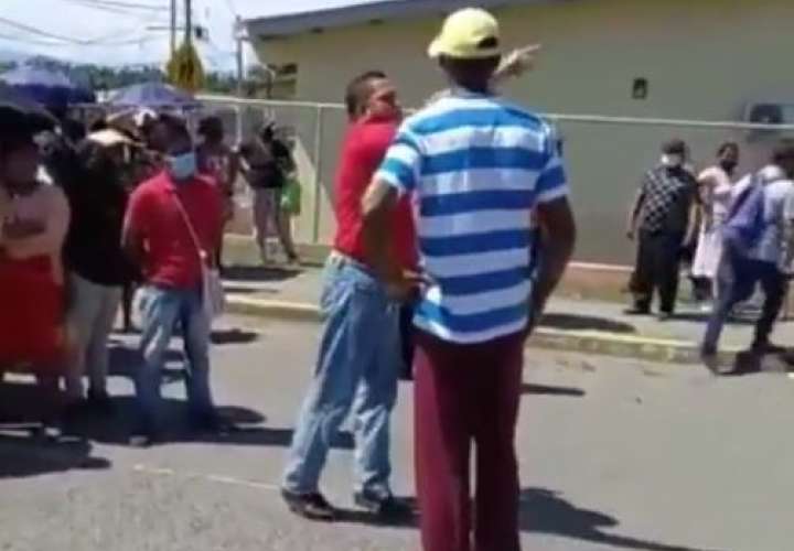 Conductor machetea a manifestantes durante cierre de vías (Videos) 