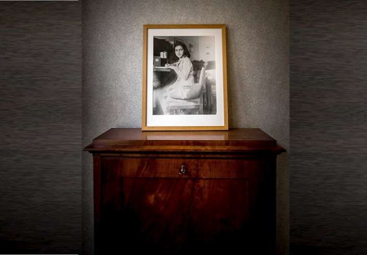 Vista de un retrato de Ana Frank en una habitación de su antigua casa situada en Ámsterdam (Holanda), en una fotografía de archivo. EFE