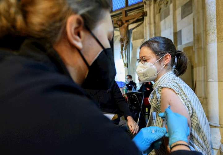 Una mujer recibe una vacuna de la Covid en Viena, en una fotografía de archivo. EFE