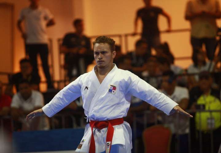 Karateca Héctor Cención anda en busca de recursos
