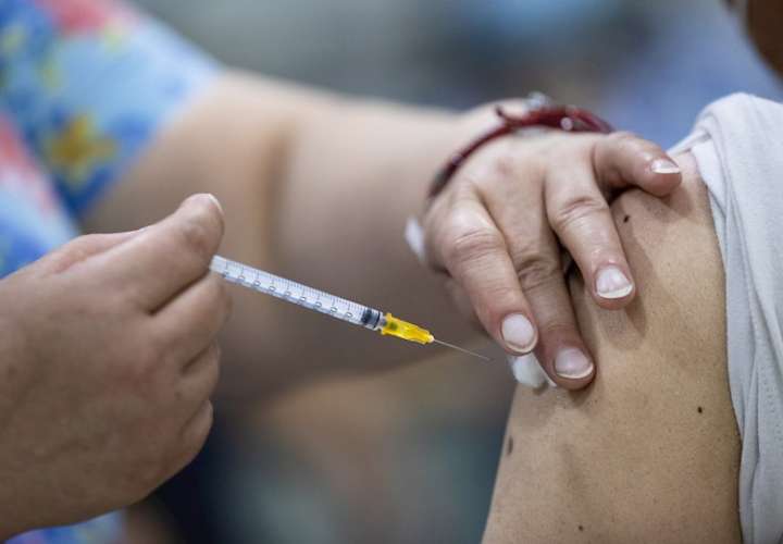 Una persona recibe una dosis de la vacuna contra la covid-19, en una fotografía de archivo. EFE