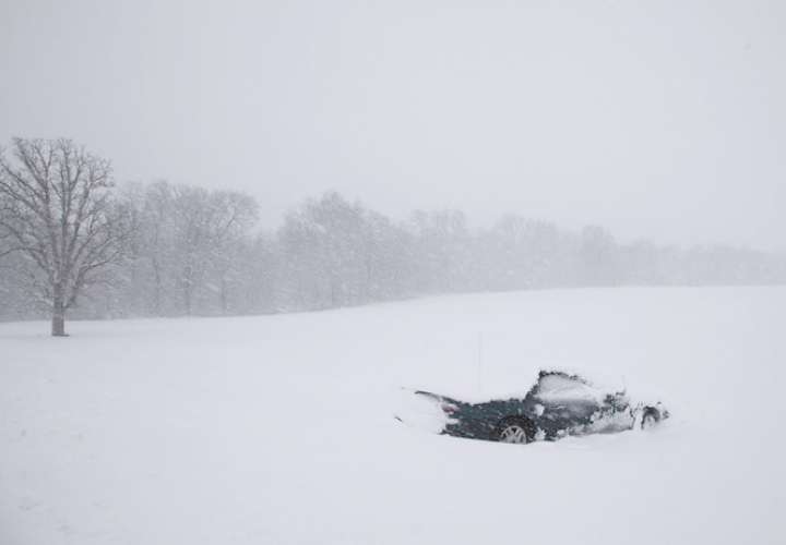  Miles de vuelos cancelados por la tormenta de nieve que azota el noreste de EE.UU.