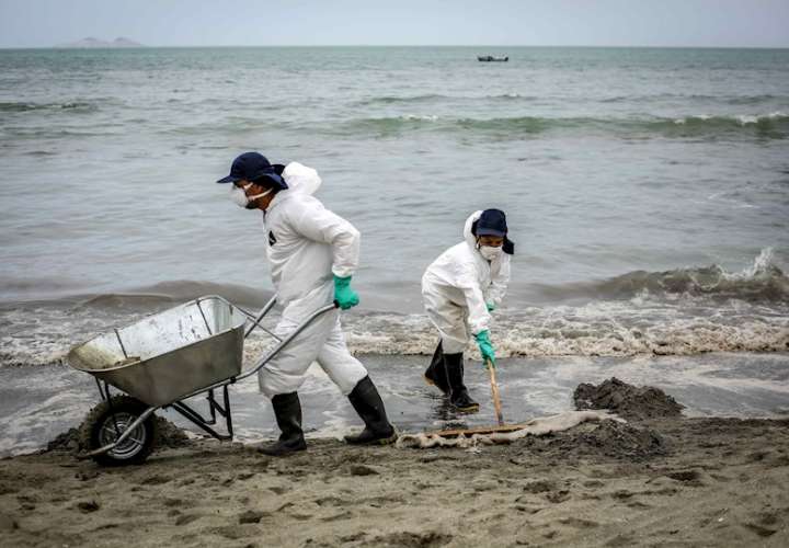 Labores de limpieza en las playas de Ancón (Perú). . EFE