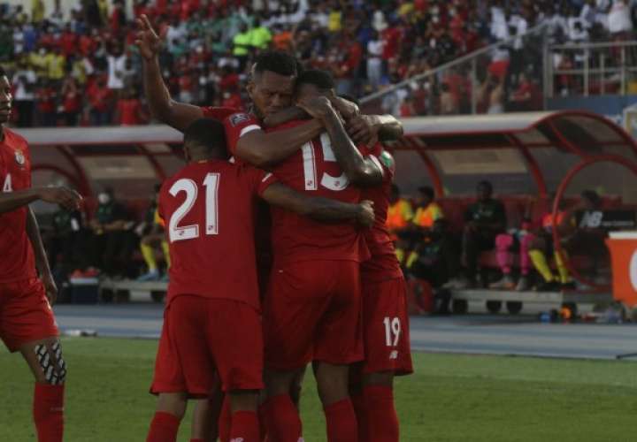 Jugadores del equipo de Panamá celebra uno de los goles anotados ante Jamaica. Foto: Víctor Arosemena
