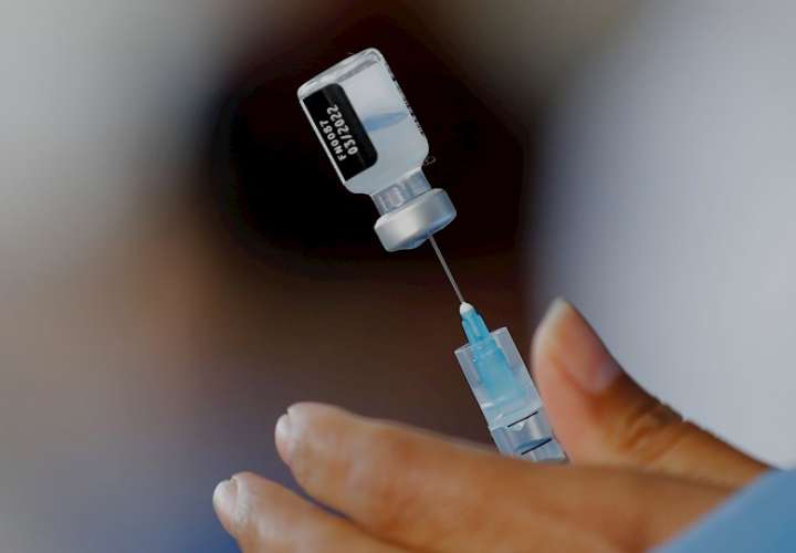 Una trabajadora de salud pública prepara una dosis de la vacuna contra la COVID-19. EFE