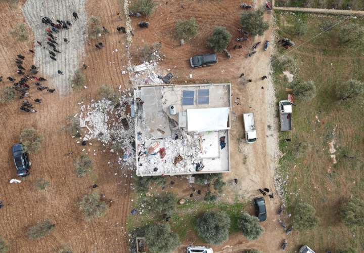 Vista aérea de los daños causados en una operación militar de las Fuerzas Especiales de EE.UU., en la aldea de Atma, al norte de Siria, este 3 de febrero de 2022. EFE