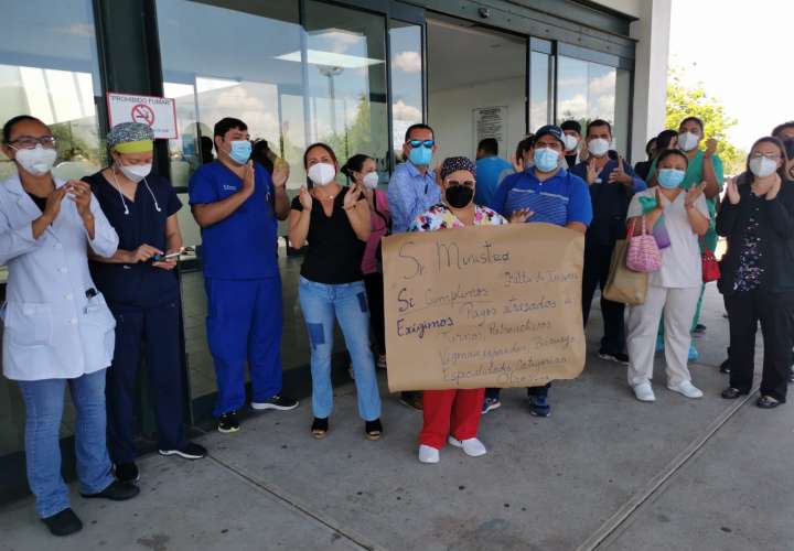 Personal médico protesta por falta de insumos y pagos atrasados