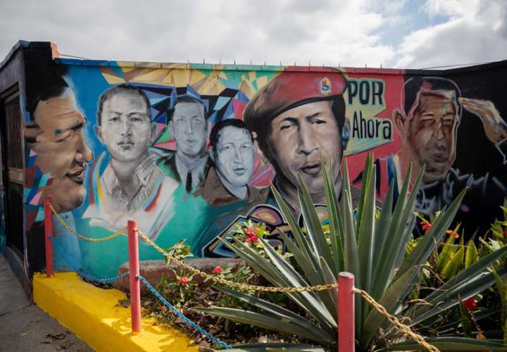 Mural con imágenes del expresidente Hugo Chávez alegórico al golpe de estado fallido (4 de febrero de 1992) en los alrededores del Cuartel de la Montaña 4F. EFE