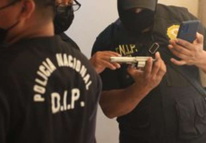 Lanzan drogas y pesas digitales durante operativo policial en Barraza [Video]