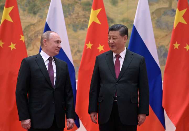 Los presidentes chino, Xi Jinping,(i) y ruso, Vladimir Putin (d), este viernes en Pekín. EFE