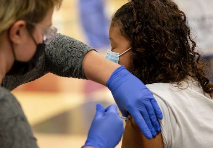 Una niña recibe una dosis de la vacuna de la covid-19, en una fotografía de archivo. EFE