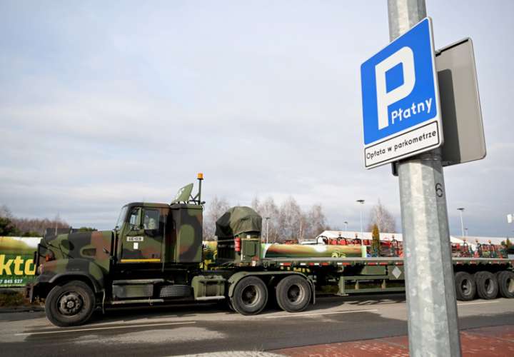 Los vehículos de la 82ª División Aerotransportada del Ejército de los Estados Unidos salen del aeropuerto de Jasionka, cerca de Rzeszow, Polonia, el 6 de febrero de 2022.