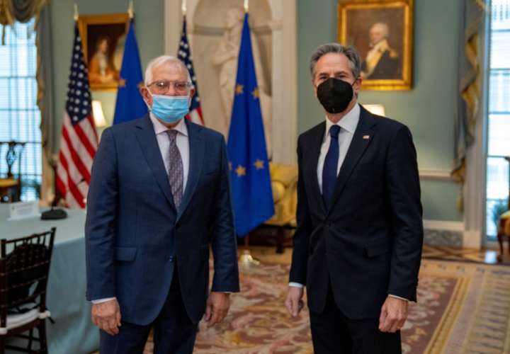 Fotografía cedida por el Departamento de Estado de Estados Unidos donde aparece su secretario, Antony Blinken (d), y el alto representante de la Unión Europea para la Política Exterior y de Seguridad, Josep Borrell (i). EFE