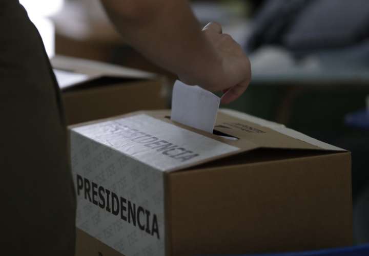 Una persona vota durante las elecciones generales, el 6 de febrero de 2022, en el colegio Liceo Napoleón Quesada, en San José (Costa Rica). EFe