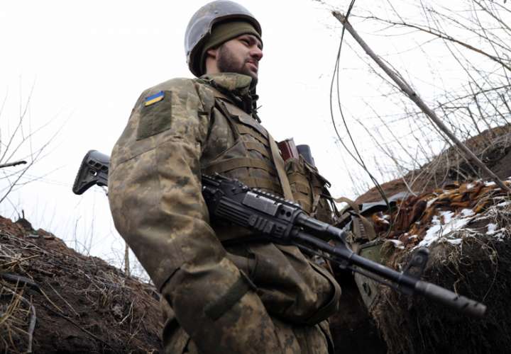 Un militar ucraniano verifica la situación en las posiciones en la línea del frente cerca de la aldea de Zolote, no lejos de donde los militantes prorrusos controlaban la ciudad de Lugansk, Ucrania. EFe
